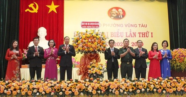 Ông Dương Trọng Hiếu – Phó Trưởng Ban Tổ chức Thành ủy TP HCM, thay mặt Thành ủy, HĐND, UBND, UBMTTQVN TP HCM tặng hoa chúc mừng Đại hội anh-1-vung-tau.jpg