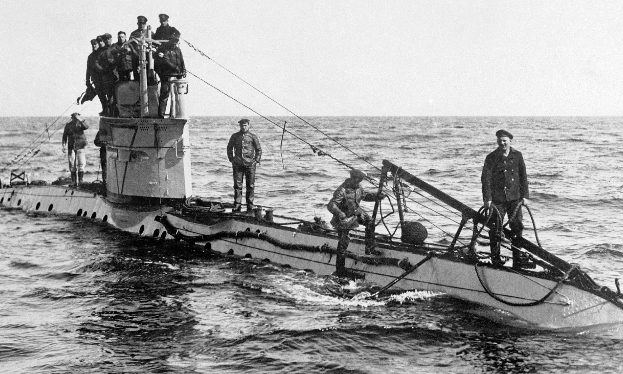 Tàu ngầm U-boat hiếm khi nổi lên mặt nước, do cần giữ bí mật trước sự săn lùng của không quân Đồng minh, trừ khi nó phải nổi để nạp điện vào ắc-quy. Khi tàu U-boat lặn, do hơi nóng của động cơ diesel và các thiết bị điện khác, nhiệt độ trong khoang kín sẽ tăng lên 40-50ºC.
