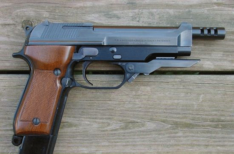 Beretta 93 có thước ngắm cơ khí đơn giản với phạm vi ngắm bắn khoảng 50 mét, tầm bắn hiệu quả khoảng 50 mét.