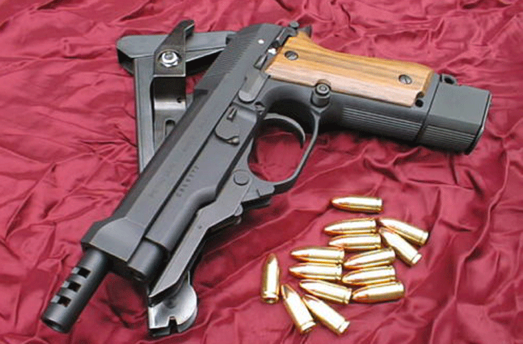 Ưu điểm của Beretta 93 là khá nhỏ gọn, nó chỉ lớn hơn một chút so với khẩu Beretta 92.