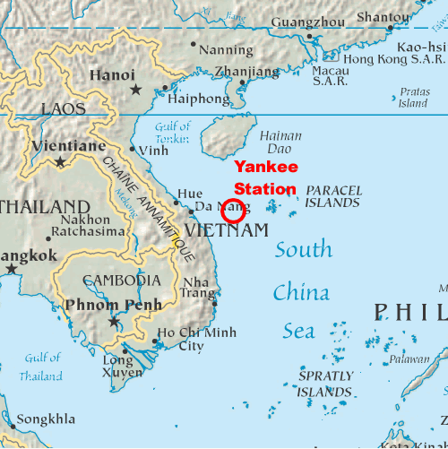 Trong ảnh là Trạm Yankee, nơi các tàu sân bay Mỹ mang theo các máy bay chiến thuật tới neo đậu ở ngoài khơi vùng biển Đà Năng. Các máy bay chiến thuật của Mỹ sẽ cất cánh từ đây để nhập đoàn yểm trợ các B-52 bay từ Thái Lan hoặc Guam sang ném bom miền Bắc Việt Nam. Nguồn ảnh: Wiki.
