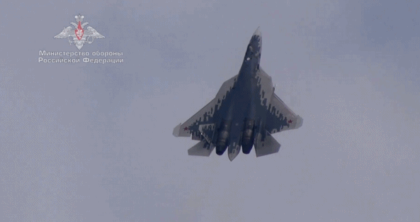Trước hết là Su-57 của Nga chưa hoàn chỉnh động cơ, mà vẫn dùng động cơ cũ, đó là động cơ AL-41F1. Động cơ này thực chất là phiên bản cải tiến của động cơ AL-31 trên tiêm kích Su-27, nên về thiết kế cốt lõi, cơ bản không có nhiều thay đổi. Ảnh: Máy bay chiến đấu Su-57 - Nguồn: Wikipedia.