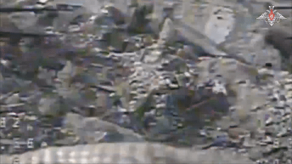 Lý do lớn nhất giúp quân đội Nga giành chiến thắng ở đây là nhờ việc triển khai một số lượng lớn máy bay không người lái dẫn đường bằng sợi quang trong thời gian ngắn. Với sự tấn công dày đặc của máy bay không người lái, tuyến phòng thủ của Ukraine đã bị đánh sập. Đây chính là chiến thuật tấn công chớp nhoáng bằng máy bay không người lái. Ảnh minh họa: Bộ Quốc phòng Nga 