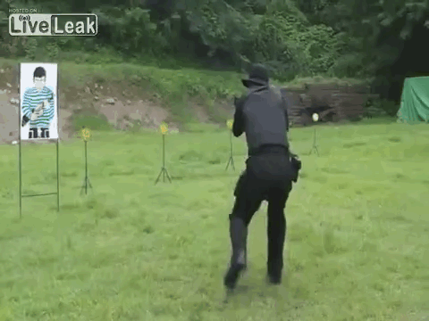 Họ có thể bắn chính xác khi đang di chuyển. Đây là kỹ năng quan trọng khi tác chiến chống lại đối phương có quân số đông hơn. Một viên đạn, một quân thù điều này giúp một lính đặc nhiệm có thể chống lại nhiều mục tiêu. Ảnh: Live Leak.