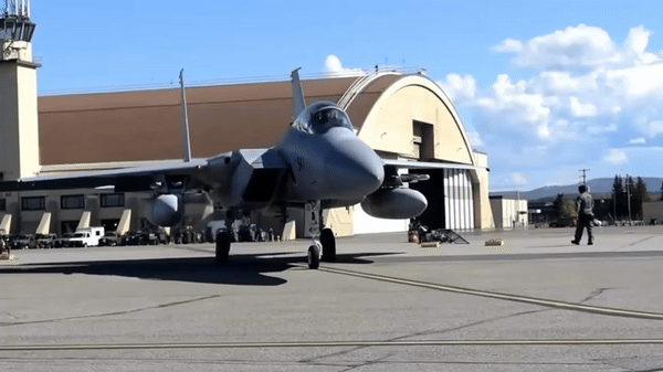 Những cải tiến chính bao gồm radar mảng quét điện tử chủ động Raytheon APG-82(V)1, máy tính nhiệm vụ tiên tiến và Hệ thống cảnh báo sống sót thụ động AN/ALQ-250 Eagle (EPAWSS) của BAE Systems.