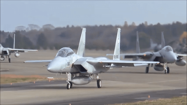 Việc sản xuất F-15J được giao cho Mitsubishi Heavy Industries (MHI), cho phép Nhật Bản hưởng lợi từ các công nghệ tiên tiến của Mỹ trong khi phát triển chuyên môn của mình trong sản xuất máy bay.