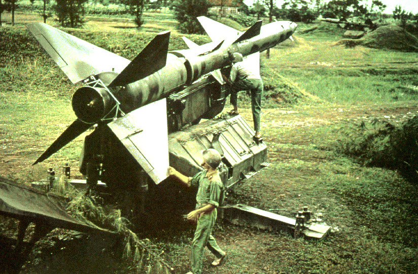 Cốt lõi của hệ thống phòng không này là tên lửa S-75 Dvina hay SAM-2 và máy bay chiến đấu MiG-21, cùng với khoảng 4.000 khẩu pháo từ 12,7mm đến 100mm hỗ trợ để bảo vệ Hà Nội và Hải Phòng.
