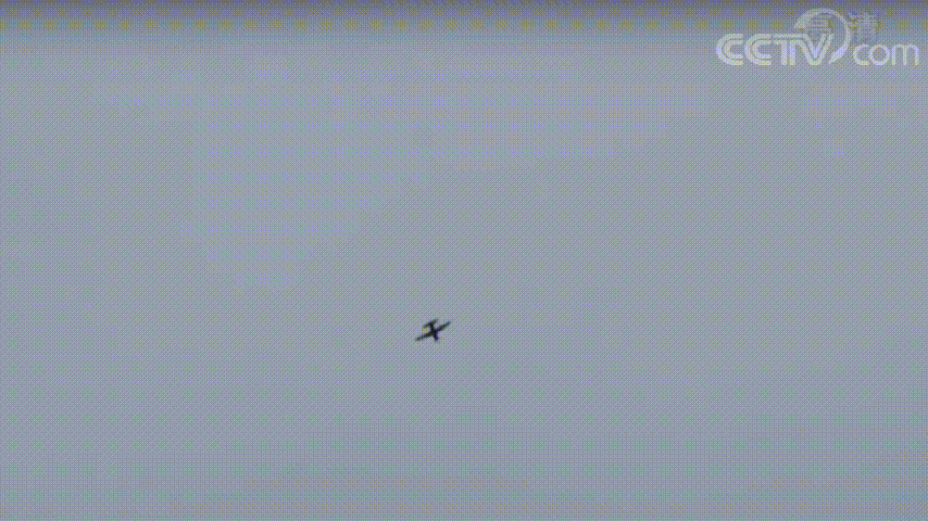 Đây là khả năng thứ 2 của trực thăng Z-10 bên cạnh việc có thể tiêu diệt các mục tiêu mặt đất bao gồm xe tăng – thiết giáp. Trong ảnh, Z-10 phóng tên lửa TY-90 đánh trúng đích mục tiêu đang bay. Nguồn ảnh: CCTV