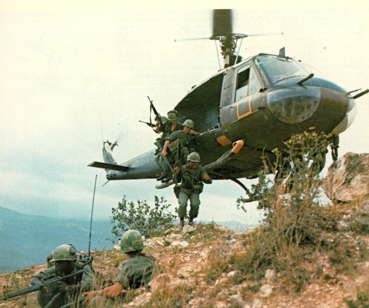 Máy bay trực thăng đa nhiệm vụ Bell UH-1 Iroquois, sản xuất vào năm 1959, được sử dụng như một máy bay trực thăng vận tải, tấn công và đa năng, có thể chứa 14 binh sĩ và đội ngũ y tế cứu thương.