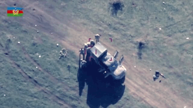 Truyền thông Mỹ đưa tin vào ngày 14/10, Tướng Mỹ James McConwell, Tham mưu trưởng Lục quân Mỹ đã bày tỏ quan điểm của mình về việc sử dụng UAV trong cuộc xung đột tại khu vực Nagorno-Karabakh giữa Azerbaijan và Armenia, khi UAV của Quân đội Azerbaijan gây tổn thất nặng nề cho Quân đội Armenia. Ảnh: Xe cơ giới của Quân đội Armenia bị UAV Azerbaijan tiến công - Nguồn: Sina