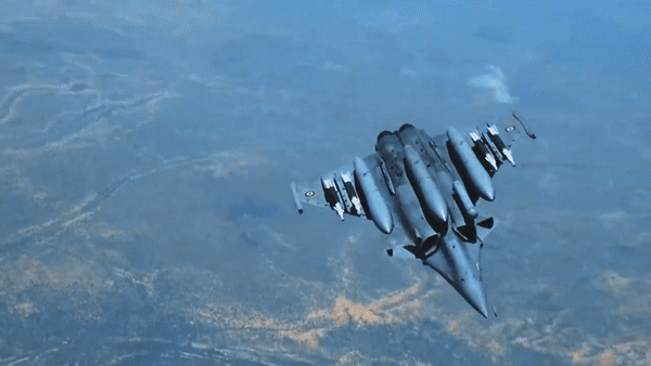 Super Rafale sẽ được trang bị hệ thống gây nhiễu radar để tăng cường tự vệ. Điều này sẽ giúp giải quyết những hạn chế hiện tại của Rafale trong các hoạt động SEAD (Chế áp phòng không đối phương), vốn rất quan trọng trong chiến tranh hiện đại.