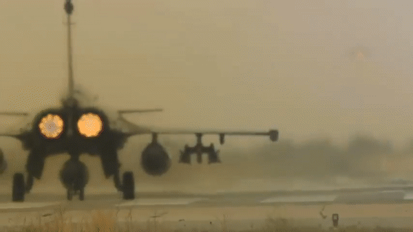 Pháp đang định vị mình là đối thủ đáng gờm của Mỹ trên thị trường máy bay chiến đấu toàn cầu với sự ra mắt của tiêm kích Super Rafale. Đây là một biến thể mới cải tiến từ dòng Rafale, được thiết kế để cạnh tranh trực tiếp với F-35, vốn đang thống trị doanh số bán hàng quốc phòng quốc tế.