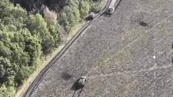 Chiếc thiết giáp Nga thản nhiên chạy tới trước mặt hai Ukraine. Chưa rõ lý do vì sao kíp điều khiển xe tăng Nga lại hành động bất cẩn như vậy, dường như họ nghĩ rằng cả hai chiếc xe tăng Ukraine đã bị đối phương bỏ lại trên chiến trường, không còn hoạt động. Thực tế đây là điều không hiếm thấy trong cuộc xung đột Đông Âu, khi một số xe tăng bị hư hỏng hoặc thậm chí chỉ mới hết nhiên liệu đã bị cả binh lính Nga và Ukraine bỏ lại trong những tình huống khẩn cấp.