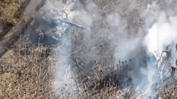 Hai phát bắn chí tử khiến thiết giáp Nga bốc cháy và bị phá hủy hoàn toàn.