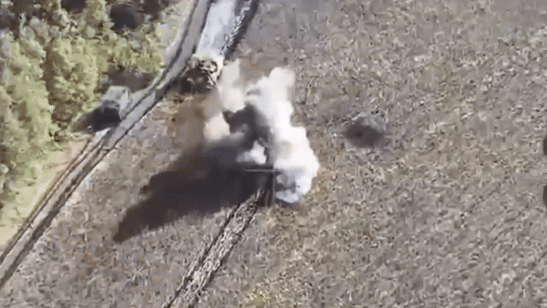 Chiếc xe thiết giáp Nga bốc khói và khựng lại, một số binh sĩ đã thoát ra ngoài.