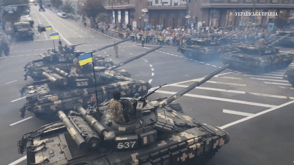 Mặt khác việc bảo trì bảo dưỡng hệ thống nạp đạn này cũng sẽ đơn giản hơn giúp người lính có thể thực hiện ngay trong điều kiện chiến trường. Bên cạnh khẩu súng máy đồng trục cỡ nòng 7,62 mm là khẩu súng máy hạng nặng cỡ nòng 12,7 mm được lắp trên tháp pháo.