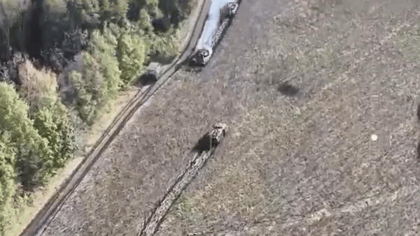 Khi chỉ còn cách khoảng chục mét, xe tăng T-64BV Mod 2017 Ukraine liền khai hỏa thẳng vào chiếc thiết giáp BTR-82A của Nga.