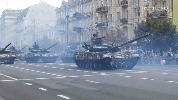 Thậm chí một số chiếc T-64BV Mod 2017 còn được lắp đặt tổ hợp súng máy tự động được điều khiển từ bên trong xe. Xe được trang bị động cơ diesel có công suất mạnh hơn giúp di chuyển với tốc độ 65 km/h và phạm vi hành trình 600 km.