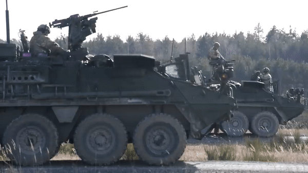 Thiết giáp bánh lốp Stryker di chuyển nhẹ nhàng hơn xe chiến đấu bộ binh Bradley, đồng thời có thể chở nhiều binh sĩ hơn (9 người so với 6 người trên chiếc M2 Bradley tiêu chuẩn).