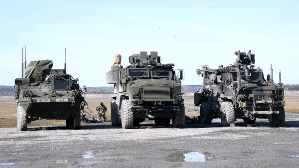 Súng được điều khiển hoàn toàn tự động với hệ thống ngắm bắn điện tử tiên tiến.