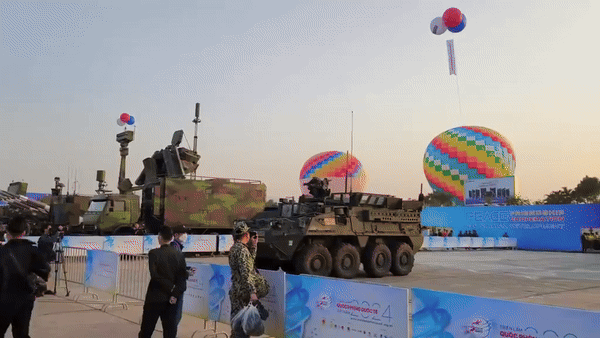 Thiết giáp Stryker là phương tiện chiến đấu bọc thép 8 bánh, chúng cung cấp một giải pháp tuyệt vời giữa xe tăng và xe bọc thép chở quân.