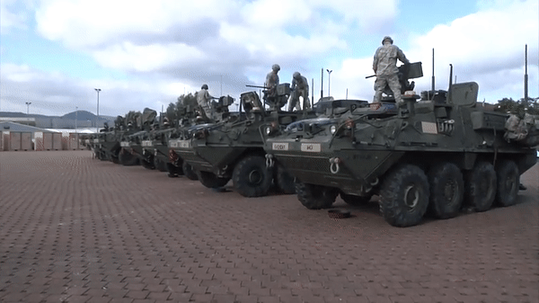 Ngoài kíp điều khiển 2 người thì xe có khả năng chở theo 9 binh sĩ với trang bị đầy đủ.