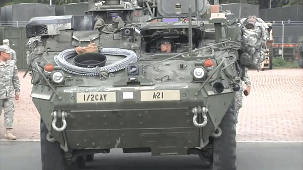 Xe được trang bị một động cơ diesel Caterpillar 3126 có công suất 350 mã lực. Với động cơ này giúp xe cơ động tối đa 100 km/h.