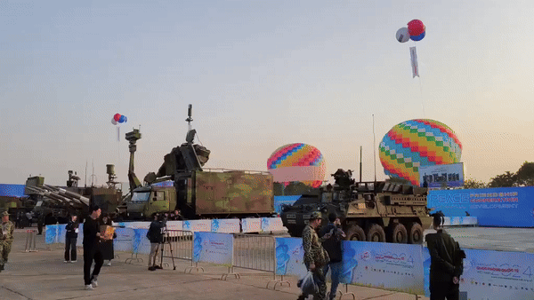 Đây là lần đầu quân đội Mỹ cử các chủng loại vũ khí đến tham dự triển lãm quốc phòng tại Việt Nam. Hình ảnh thiết giáp Stryker tại khu vực trưng bày của Mỹ.