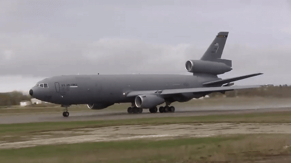 Máy bay sử dụng 3 động cơ F103/General Electric CF6-50C2 công suất 236 kN/chiếc, giúp cho KC-10 Extender bay với vận tốc cực đại 996 km/h, tầm bay 7.032 km và trần bay 12.727 mét, vận tốc leo cao 34,9 mét/giây.