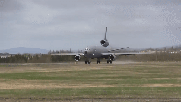 Theo thiết kế, KC-10 có thể chở theo 160 tấn nhiên liệu, 75 quân nhân và khoảng 77 tấn hàng hóa.