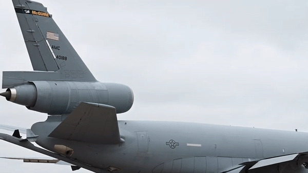KC-10 Extender là biến thể máy bay vận tải/tiếp nhiên liệu quân sự dựa trên mẫu máy bay chở khách Boeing DC-10. Máy bay KC-10 Extender có thể phục vụ như máy bay tiếp dầu hoặc máy bay chở hàng.