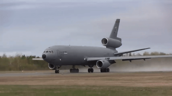 KC-10 Extender được trang bị 3 thùng chứa dầu lớn ở cánh cũng như 3 bồn chứa dầu ở khoang chứa hàng hóa.