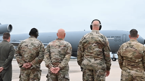 Máy bay được trang bị hệ thống giảm tải tự động cũng như hệ thống tự ngắt kết nối để đảm bảo an toàn trong các nhiệm vụ tiếp liệu.