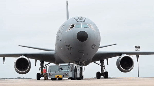 Chiếc KC-10 đầu tiên của Travis đã đến căn cứ này vào năm 1994 và gần đây nhất loại máy bay này được phi đội tiếp nhiên liệu trên không số 6 và số 9 vận hành, được phi đội bảo dưỡng máy bay số 660 hỗ trợ.
