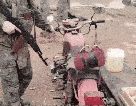 Theo Forbes News (Mỹ) ngày 1/4, một binh sĩ Nga đã quay một đoạn video rất thú vị, giới thiệu về “chiến mã” của mình—một chiếc mô tô ba bánh màu hồng có thùng xe. Ảnh: Forbes