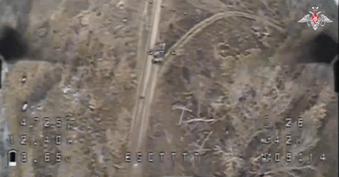 Sau một hoặc hai tháng, quân Nga sẽ khép vòng vây ở ba phía, chỉ chừa lại một tuyến đường tiếp tế duy nhất của Ukraine. Khi đã kiểm soát tình hình, Nga sử dụng UAV và pháo phản lực để cắt đứt tuyến đường này, khiến quân Ukraine hoàn toàn bị cô lập. Ảnh minh họa: Bộ Quốc phòng Nga