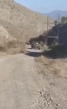 Mới đây, phía Armenia đã công bố lại một đoạn video và các hình ảnh liên quan cho thấy, quân Armenia đã phục kích quân Azerbaijan trên một con đường núi có địa hình phức tạp, do đường hẹp nên quân Azerbaijan hầu như không có khả năng phản công sau khi bị phục kích. Ảnh: Video do Armenia công bố về trận phục kích - Nguồn: Sina