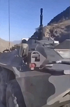 Mặc dù có được ưu thế trên không, nhưng quân đội Azerbaijan ở chiến tuyến Naka đã nhiều lần rơi vào ổ phục kích của quân Armenia, phía Azerbaijan đã bác bỏ những thông tin đó do phía Armenia đưa ra, nhưng quân đội Armenia vẫn cung cấp rất nhiều bằng chứng video và hình ảnh. Ảnh: Video do Armenia công bố về trận phục kích - Nguồn: Sina