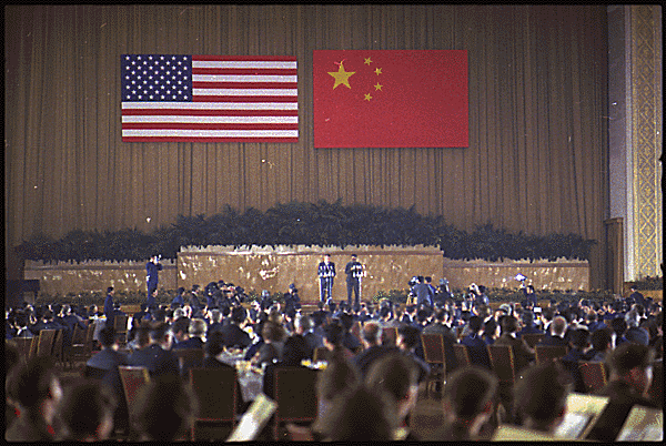 Năm 1979, Trung Quốc chính thức thiết lập quan hệ ngoại giao với Mỹ và bắt đầu thời kỳ "trăng mật" Trung - Mỹ. Vì muốn lôi kéo Trung Quốc vào liên minh chống Liên Xô, nên Mỹ đương nhiên phải thể hiện sự chân thành. Ảnh: Thủ tướng Chu Ân Lai và Tổng thống Hoa Kỳ Nixon - Nguồn: Wikipedia.