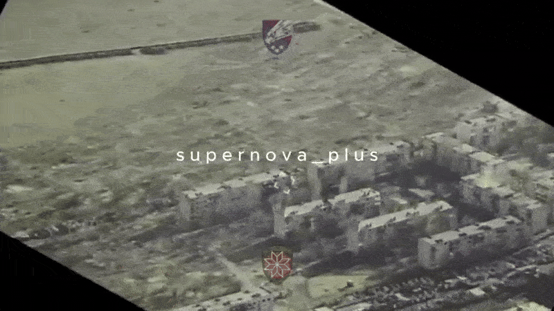 Qua video hiện trường, có thể thấy một tòa nhà cao tầng đã bị sập hoàn toàn trong cuộc tấn công. Nếu có người bên trong, thương vong chắc chắn sẽ rất lớn. Tuy nhiên, hiện tại chưa có báo cáo nào về thương vong của phía Nga. Ảnh: Bộ Quốc phòng Ukraine. 