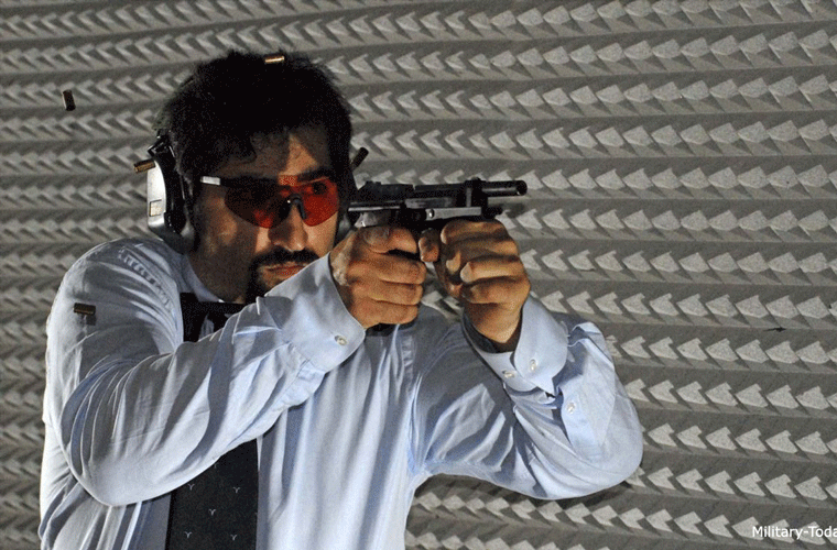 Biến thể Beretta 93R có máy cò chỉ bắn ở chế độ loạt ngắn 3 viên. Giải pháp thiết kế này tỏ ra rất hiệu quả trong tác chiến cự ly gần.