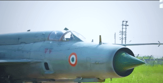 Căng thẳng gần đây ở biên giới Trung - Ấn đã lộ ra việc thiếu nghiêm trọng máy bay chiến đấu hiện đại trong Không quân Ấn Độ. Do đó, đã có một đề xuất mua khẩn cấp, nhằm nhanh chóng tạo thế cân bằng với Trung Quốc. Vì tình thế cấp bách, khả năng quyết định này sẽ nhận được thông quan quan "cửa xanh" và được phê duyệt nhanh chóng. Ảnh: Không quân Ấn Độ vẫn còn số lượng lớn MiG-21 lạc hậu.