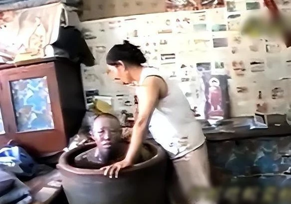 Săn rắn ăn thịt, lão nông bỗng dưng hóa 'người rắn' đáng sợ