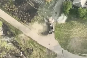 Vì thế, vào tháng 10 năm ngoái, lợi dụng Mỹ chuyển sự chú ý sang Trung Đông, Nga đã tận dụng cơ hội này để tấn công Avdiivka. Quân đội Ukraine đang thiếu quân và pháo binh trầm trọng. Sau nhiều tháng tấn công dữ dội, cuối cùng Quân đội Ukraine buộc phải rút khỏi khu vực. Ảnh: Bộ Quốc phòng Nga.