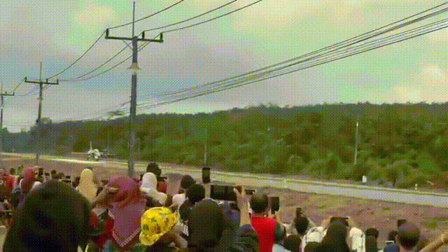 Cảnh quay từ không trung cho thấy chiến đấu cơ cắt qua những dải mây, góc nhìn từ buồng lái với đôi tay vững vàng của phi công trên bảng điều khiển, và hình ảnh ở tầm thấp ghi lại khoảnh khắc các đội kỹ thuật Thái Lan nhanh chóng tiếp cận ngay sau khi máy bay hạ cánh. Ảnh: X