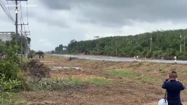 Đây không chỉ là một màn trình diễn phô trương mà là một minh chứng có tính toán về khả năng hiếm có của tiêm kích Gripen khi hoạt động trên các đường băng dã chiến được ghi lại một cách sống động. Ảnh: X