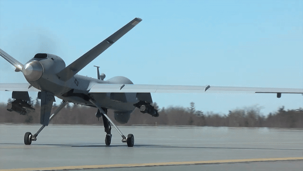 Các tính năng tiên tiến của MQ-9B Sky Guardian bao gồm hệ thống phát hiện và tránh va chạm (DAA), cùng khả năng tự động cất cánh và hạ cánh (ATOL). Chức năng này cho phép máy bay hoạt động từ xa với cơ sở hạ tầng tối thiểu, một lợi thế quan trọng cho nhu cầu quốc phòng của Ba Lan.