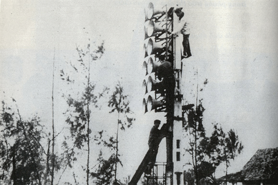 Để tiếng nói của miền Bắc đang bị "lấn át", Trung ương quyết định cấp thêm 8 loa công suất gấp đôi (50W) và một loa công suất 250W để tăng giọng phát âm. Nhờ đó, mỗi lần địch lên giọng tâm lý chiến, hệ thống loa bờ bắc vang lên, át hẳn luận điệu xuyên tạc của đối phương.