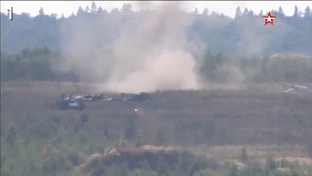 Nhiều loại vũ khí được trưng bày tại Diễn đàn này, để tăng tính trực quan, phía Nga còn tổ chức bắn đạn thật với một số vũ khí để khách hàng trực tiếp “mắt thấy – tai nghe”. Nhưng trong màn bắn đạn thật năm nay, chiếc xe tăng T-80 gây ra sự cố, khiến chủ nhà Nga “ngượng” chín mặt. Ảnh: Xe tăng T-80BVM thực hiện màn “bắn trượt” tên lửa - Nguồn: Sina