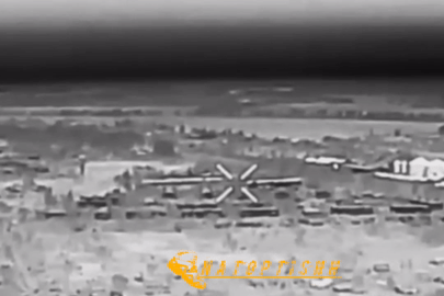 Sau khi phát hiện điều này, quân đội Nga đã huy động máy bay chiến đấu, pháo phản lực, tên lửa và các loại vũ khí tấn công xuyên biên giới để tiến hành một cuộc không kích quy mô lớn nhằm vào cụm quân Ukraine. Riêng máy bay chiến đấu Nga đã thả 40 quả bom lượn nặng 500 kg. Ảnh minh họa: Bộ Quốc phòng Nga